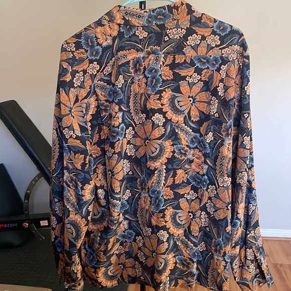 Paul Stanley 100% Silk funky button up, size 8 acts like an 4-8. Never worn - Picture 3 of 3